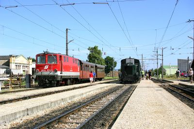 In der Früh stehen 2095.011 und 2190.03 zur Abfahrt nach Mank und Kirchberg/Pielach bereit. 
Schlüsselwörter: 2095 , 011 , 2190 , 03