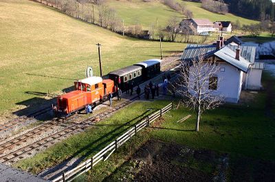 2091.09 in Pfaffenschlag. 

Praktisch ist es Zugführer zu sein, der Zug sollte einem nicht ungeplant davonfahren .. da kann man auch mal länger brauchem beim Fotografieren ;-)
Schlüsselwörter: 2091 , 09 , Pfaffenschlag