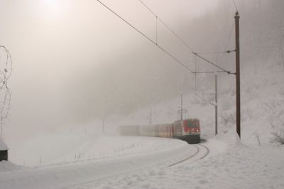 1099.007 auf der Mittelebene unterhalb von Winterbach
Innerhalb weniger Minuten hüllte sich die Umgebung von Winterbach in dichten Nebel.

Nach einige Testschüssen waren dann die richtigen Kameraeinstellungen gefunden und 1099.007 zog an uns vorbei.
 
Schlüsselwörter: Mariazellerbahn , 1099 , 007 , Winterbach