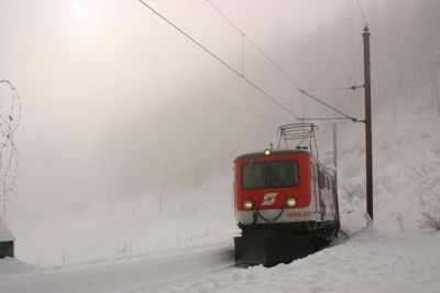 1099.007 im dichten Nebel unterhalb von Winterbach.
Innerhalb weniger Minuten hüllte sich die Umgebung von Winterbach in dichten Nebel.

Nach einige Testschüssen waren dann die richtigen Kameraeinstellungen gefunden und 1099.007 zog an uns vorbei.
Schlüsselwörter: Mariazellerbahn , 1099 , 007 , Winterbach , Nebel