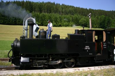 Die "Sierning", 298.102, beim Wassernehmen in Pfaffenschlag.
Schlüsselwörter: 298 , 102 , U