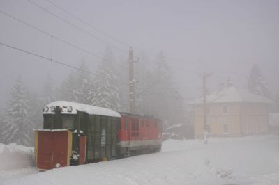 Klimaschneepflug in Aktion
1099.007 brachte nicht nur den "Ötschabär" nach Laubenbachmühle, sondern auch 2095.013. Sie sollte heute den Klimaschneepflug von Laubenbachmühle nach Mariazell und zurück befördern.

Schlüsselwörter: Mariazellerbahn , 2095 , Klimaschneepflug , Winterbach