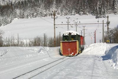 2095.013-5 mit Klimaschneepflug
2095.013-5 mit dem Klimaschneepflug von Laubenbachmühle nach Mariazell. Hier durchfährt das Gespann gerade den Bahnhof Annaberg.
Schlüsselwörter: Mariazellerbahn , 2095 , Klimaschneepflug , Annaberg