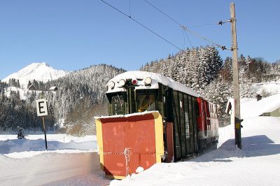 Räumfahrt mit dem Klimaschneepflug, geschoben von einer 2095.
Schlüsselwörter: Räumfahrt , Klima , Schneepflug , 2095