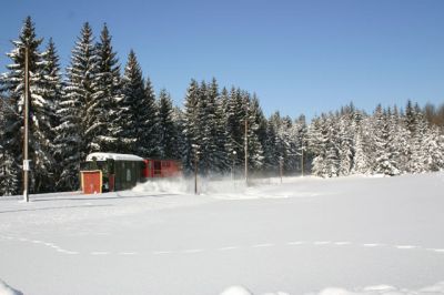 2095.013-5 auf Räumfahrt
2095.013-5 mit dem Klimaschneepflug von Laubenbachmühle nach Mariazell. Hier in der Nähe von Mitterbach.
Schlüsselwörter: Mariazellerbahn , 2095 , Klimaschneepflug , Mitterbach