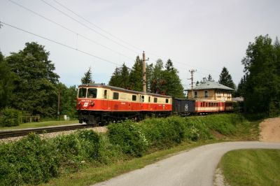 Am 01.07.2007 zieht eine 1099 Doppeltraktion eindn langen, fast reinen JAFFA-Zug aus dem Bahnhof von Winterbach

Schlüsselwörter: 1099 , öbb , doppel , traktion