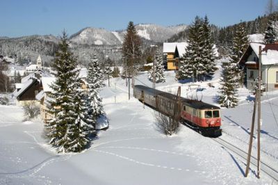 1099.013-3
Bis zu 2m hohe Schneewände türmten sich neben den Gleisen auf. 1099.013-3 stört das überhaupt nicht. Im Hintergrund ist die Kirche von Mitterbach zu erkennen.

Schlüsselwörter: Mariazellerbahn , 1099 , Mitterbach , Kirche