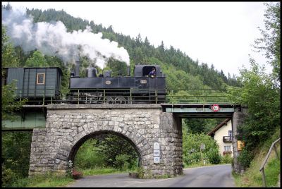 Unser Zug überquert soeben die alte Bundesstraße nach Pfaffenschlag, kurz hitner Lunz Amonhaus.
Schlüsselwörter: Uv.1 , Uv 1