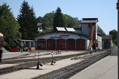 Die Fahrzeughalle der Achenseebahn, im Hintergrund sieht man noch ein Stück der Dampflokhalle.
