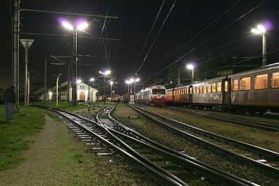 Früh morgens in St.Pölten Alpenbahnhof. Die Garnituren warten bereits fertig zusammengestellt auf die Abfahrt Richtung Hauptbahnhof.
