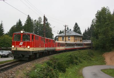 2095.006 und 2095.011 bei der Durchfahrt in Winterbach.
Schlüsselwörter: 2095 , 006 , 011