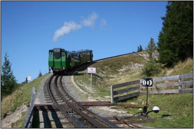 Z11 trifft mit ihrer Garnitur in der Schafbergalpe ein, einer der beiden Kreuzungsmöglichkeiten auf der Strecke.
Schlüsselwörter: Z11 , Z , 11