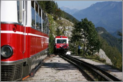 Auch heute noch stehen die beiden Triebwagen im täglichen Einsatz um die Besucher rasch auf den und vom Schafberg zu befördern.
Schlüsselwörter: 21 , 22 , 5099 , 01 , 02