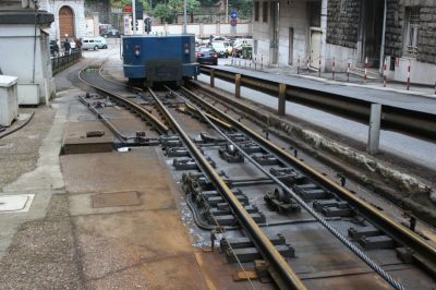 Wagen 2 im unteren Bereich des Standseilbahnbereiches, gut zu sehen die Druckfläche mithilfe der Wagen gebremst/geschoben wird.
