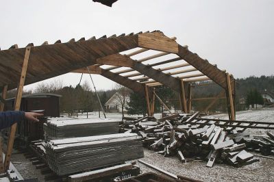 Die im Aufbau befindliche Wagenhalle.
