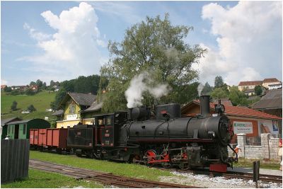 Liebevoll durchgestaltet präsentiert sich der Bahnhof in Birkfeld.
Schlüsselwörter: 83 180 , JZ , 83 , FTB