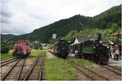 Fahrzeugparade anlässlich der Feierlichkeiten "110 Jahre Ybbstalbahn-Bergstrecke" in Lunz am See.
Schlüsselwörter: 2093 , 01 , 2091 , 09 , Yv.2 , Yv 2 , 598.02 , 598 , 02