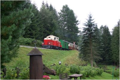 Gleich vor Gröbendorf liegt diese liebe Fotostelle, leider nur bei Regen und somit ohne Sonne.
Schlüsselwörter: 2091 , 03 , Club 760