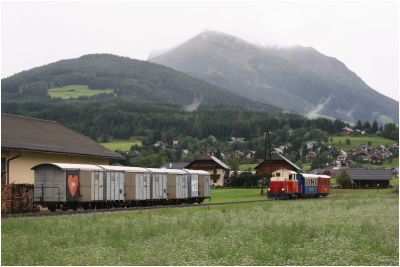 Das Tamsweger Lagerhaus erreicht soeben der mit der 2091.03 bespannte Sonderzug.
Schlüsselwörter: 2091 , 03 , Club 760