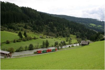 Ein planmäßiger Triebwagenzug am Weg nach Tamsweg.
