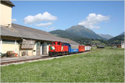 Neben den beiden Wagen die am Vortag auf der Taurachbahn fuhren wird noch ein Güterwagen des Tamsweger Lagerhauses an den Güterzug angekuppelt.
Schlüsselwörter: Vl 12 , stlb