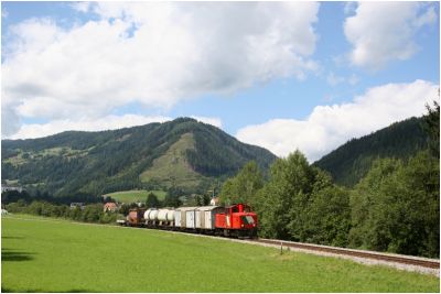 Gleich hinter Murau präsentiert sich der Güterzug noch einmal im besten Licht des Tages.
Schlüsselwörter: Vl 12 , stlb