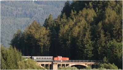 Gleich hinter Hart-Puch steht eine wunderschöne Spannbetonbrücke, die hier soeben die VL16 befährt.
Schlüsselwörter: Vl16 , stlb