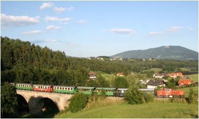 Bekannt ist die Feistritztalbahn für ihre wunderschönen Steinviadukte, eines davon überquert hier soeben der mit der VL16 bespannte Sonderzug.
Schlüsselwörter: Vl16 , stlb