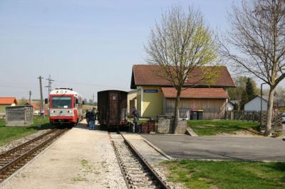 5090.016-3 in Bischofsstetten
Einige Fahrgäste verlassen in Bischofsstetten den Zug, wenige steigen ein. Ändern wird sich dieser Zustand wohl nie, aufgrund der exzellenten Anbindung der Orte durch den PostBus.
Schlüsselwörter: Krumpe , 5090