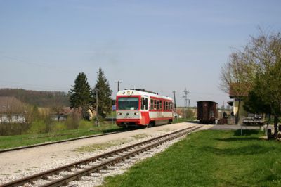 5090.016 in Bischofsstetten
Einige Fahrgäste verlassen in Bischofsstetten den Zug, wenige steigen ein. Ändern wird sich dieser Zustand wohl nie, aufgrund der exzellenten Anbindung der Orte durch den PostBus.
Schlüsselwörter: Krumpe , 5090 , Bischofsstetten