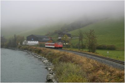 Bei Jesdorf-Bergfried, 2095.12 mit den SLB-Stromlinienwagen am Weg nach Zell am See
Schlüsselwörter: 2095 , 12