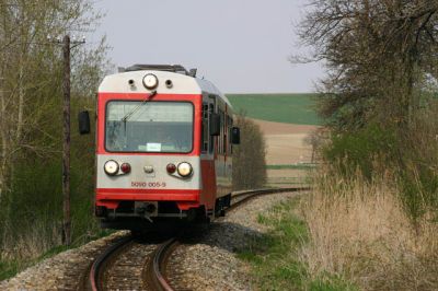 5090.005-9
5090.005-9 zwischen Bischofsstetten und Kilb.

An diesem Tag konnte ich das erste Mal mein damals neues Teleobjektiv (ein Sigma 75 - 200 mm) austesten. 
Schlüsselwörter: Krumpe , 5090 , Tele