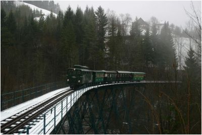 2093.01 befährt soeben die Hühnernestbrücke
Schlüsselwörter: 2093 , 01 , Hühnernest , Winter