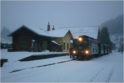 Bereits sehr dunkel ist es am Rückweg in Pfaffenschlag, trotzdem gelingt mir noch eine freihändige Aufnahme
Schlüsselwörter: 2093 , 01 , Pfaffenschlag , Winter