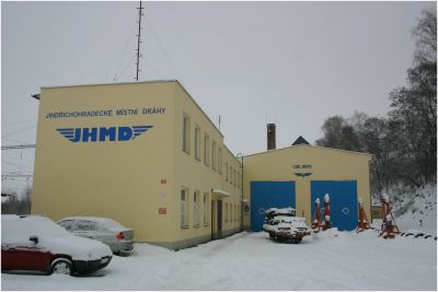 Vorderseite des Betriebsgebäudes der JHMD
Schlüsselwörter: JHMD , Jindrichuv , Hradec , Nova , Bystrice