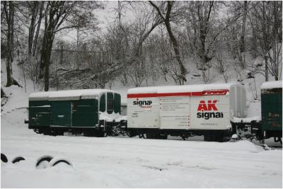 Eine überaus große Anzahl an Güterwagen stehen in Hradec bereit, sie sind alle mit Kuppelvorrichten für Normalspur ausgerüstet, so ist ein reibungsloser Betrieb mit aufgebockten Wagen möglich ...
Schlüsselwörter: JHMD , Jindrichuv , Hradec , Nova , Bystrice