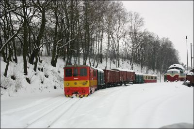 Ausfahrt aus dem Schmalspurteil von Jindrichuv Hradec, einige Meter hinter meinem Fotostandpunkt vereinigt sich das Gleis bereits mit der Normalspurstrecke!
Schlüsselwörter: JHMD , Jindrichuv , Hradec , Nova , Bystrice