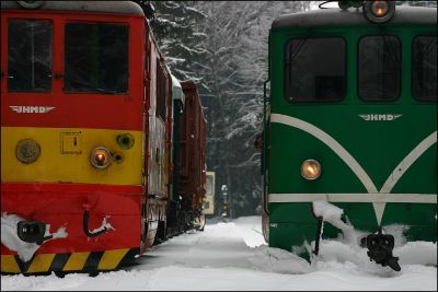 Der Planzug nach Nova Bistrice bahnt sich den Weg durch das Umfahrungsgleis, bei der Weiche muss dann noch einmal kräfitg geschaufelt werden bevor es für ihn weitergeht, doch man ist auf alles vorbereitet ...
Schlüsselwörter: JHMD , Jindrichuv , Hradec , Nova , Bystrice