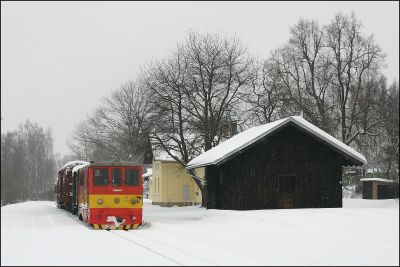 Wir haben Kunzak - Lomy erreicht, hier werden wir beider Retourfahrt einen unserer Güterwagen zur Beladung durch einen Bahnkunden beistellen
Schlüsselwörter: JHMD , Jindrichuv , Hradec , Nova , Bystrice