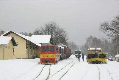 Am Retourweg gibt es dann nach einen Halt, die mitgenommenen Güterwagen wollen ja zugestellt werden! Ja, das war kein reiner Fotogüterzug, Nein hier wurde richtiger Güterverkehr abgewickelt!

Schlüsselwörter: JHMD , Jindrichuv , Hradec , Nova , Bystrice