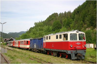 Narzissenfest 2009

2095.05 wartet in Lunz am See auf die Rückfahrt nach Waidhofen
Schlüsselwörter: 2095 , 05