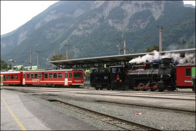 Rechzeitig vor Abfahrt des Planzuges kommt der Dampfzug D 212 in Jenbach, bespannt mit der 83-076 des Club 760, an.
Schlüsselwörter: Zillertal , Bahn , VT , Niederflur , Triebwagen , Steuerwagen , 83 , Club 760 , 83 076 , 076