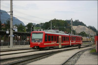 Abfahrt des R 151 in Richtung Mayrhofen
Schlüsselwörter: Zillertal , Bahn , VT , Niederflur , Triebwagen , Steuerwagen