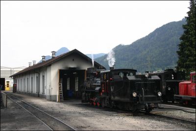 Die 83-076 des Club 760, als Dauerleihgabe auf der Zillertalbahn, vor dem Lokschuppen für die Dampflokomotiven in Jenbach.
Schlüsselwörter: Zillertal , Bahn , 83 , Club 760 , 83 076 , 076