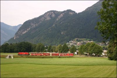 Nun gign es per Rad auf den Weg in Richtung Mayrhofen, die erste Aufnahme gelang dann kurz vor Gagering mit dem R 153.
Schlüsselwörter: Zillertal , Bahn , VT , Niederflur , Triebwagen , Steuerwagen , D , Gmeinder