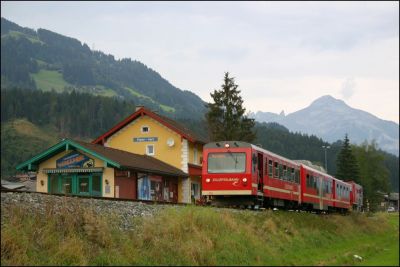 Mit dem Rad wieder eingeholt kann ich R 153 in Fügen, wartend auf die Kreuzung mit dem Gegenzug, nochmals fotografieren
Schlüsselwörter: Zillertal , Bahn , VT , Niederflur , Triebwagen , Steuerwagen , D , Gmeinder