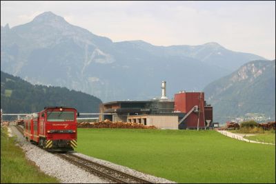 ... wo ich, rechtzeitig weiterfahrend, R 153 nochmal mit dem Groß-Sägewerk in Fügen-Hart fotografieren konnte.
Schlüsselwörter: Zillertal , Bahn , VT , Niederflur , Triebwagen , Steuerwagen , D , Gmeinder