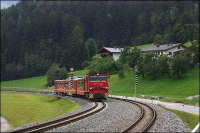 Zwischen Angererbach-Ahrnbach und Kaltenbach-Stumm existiert seit 2008 ein zweigleisiger Abschnitt zur Abwicklung von fliegenden Zugskreuzungen, zwecks höherer Flexibilität in der Betriebsführung und der Minimierung von Verspätungen.
Schlüsselwörter: Zillertal , Bahn , VT , Niederflur , Triebwagen , Steuerwagen , D , Gmeinder