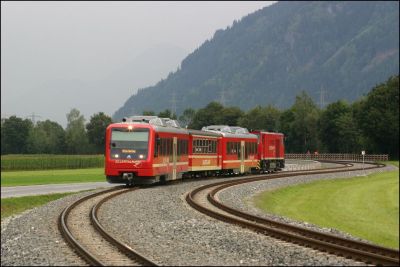 Als R157 kommt uns dann, wieder leicht verspätet, ein Wendezug entgegen, die Züge sind alle mit mindestens einem Niederflurwagen behindertenfreundlich gebildet ... das ist Kundenservice!
Schlüsselwörter: Zillertal , Bahn , VT , Niederflur , Triebwagen , Steuerwagen , D , Gmeinder