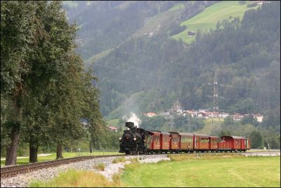 Kurz vor Zell am Ziller, gleich nach der Zillerbrücke, begegnete mir dann der zweite Dampfzug des Tages mit 83-076
Schlüsselwörter: Zillertal , Bahn , 83 , Club 760 , 83 076 , 076